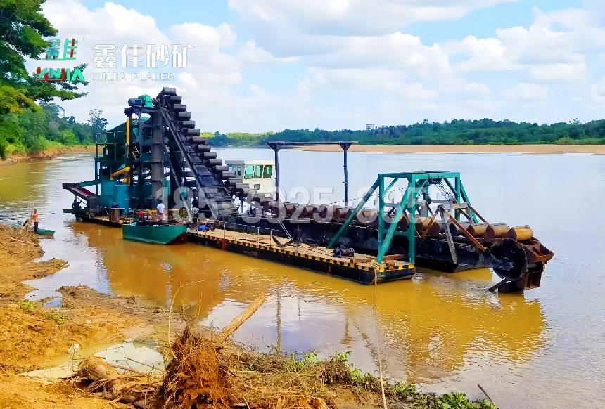 链斗式砂矿船2